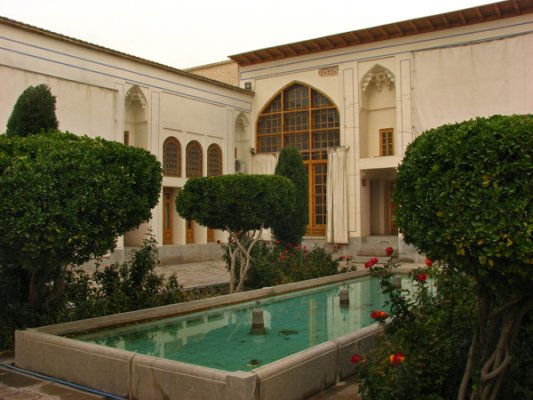 خانه کدخدایی، قاجاریه، سده ۱۹ میلادی<br />
این خانه نیمه ویران توسط شهرداری اصفهان مرمت و دفتر یکی از سازمان های تابع شهرداری شده است.