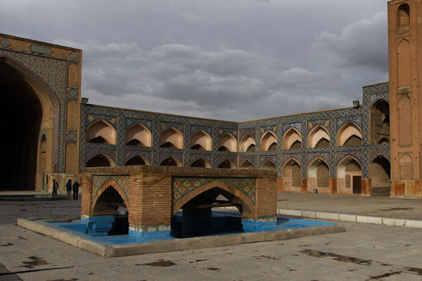 حوض؛  آن‌چه حوض وسط حیاط مسجد جامع اصفهان را جالب توجه می‌کند، بنای آجری مکعب شکلی است که روی آن قرار گرفته. طبق برخی روایات، این بنا را در دوره صفویه شبیه کعبه ساختند تا مکانی برای تمرین طواف خانه خدا پیش از سفر حج باشد. برخی پژوهشگران نیز ساخت این حوض را مربوط به دوره قاجار می‌دانند. 