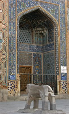 درب امام، قراقویونلو، سده ۱۵ میلادی<br />
درب امام آرامگاه دو امام زاده به نام های بطحا و زین العابدین است.