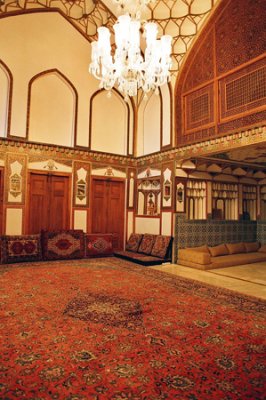 تالار پذیرایی خانه علامه