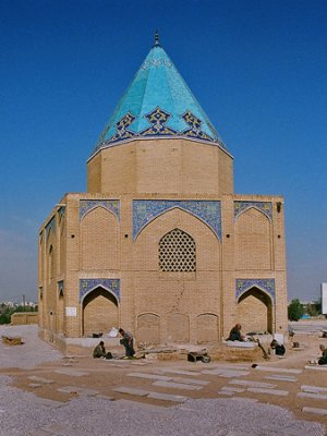 آرامگاه بابارکن الدین در تخت فولاد، صفویه، سده ۱۶ میلادی<br />
بابارکن الدین عارف بزرگ سده ۱۴ میلادی است. آرامگاه او که در دوران شاه عباس اول ساخته شد، مهم ترین بنای تخت فواد است.
