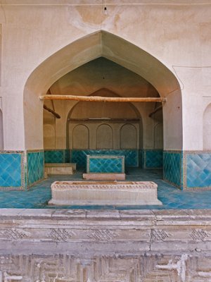 آرامگاه خواجه نظام الملک، سلجوقی، سده ۱۱ میلادی <br />
در این آرامگاه خواجه نظام الملک توسی و چند تن از شاهان سلجوقی دفن شده اند. قبر خواجه کنار قبر ملکشاه و همسرش ترکان خاتون قرار دارد که هر دو از متهمان قتل خواجه هستند.