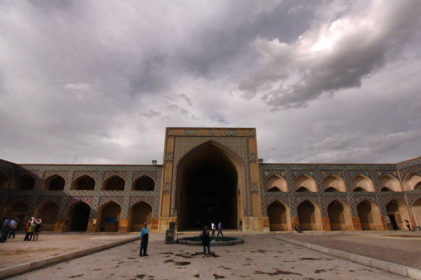  ایوان شمالی (صفه درویش)؛  ایوان شمالی که احتمالا بوسیله یک راهرو تشریفاتی به گنبد تاج‌الملک متصل بوده، محل ورود شاه و دیگر بزرگان حکومت به مسجد بوده است. اگرچه بخش زیادی از تزئینات این ایوان در دوره صفوی ساخته شده اما به شهادت عکس‌های موجود، نمای سلجوقی ایوان تا سال ۱۹۴۳ (۱۳۱۳ ه.ش) باقی بود و در این سال تا عمق ۳.۵ متری بازسازی شد. ایوان شمالی به صفه درویش معروف است و بر دیواره آن نوشته شده «شکر لله که طاق درویشان، با صفا شد چو کعبه دلشان». 