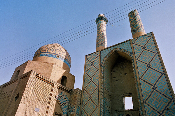 آرامگاه سلطان بخت آغا، آل مظفر، سده ۱۴ میلادی<br />
سلطان بخت آغا برادر زاده شاه شیخ ابواسحاق (ممدوح خواجه حافظ شیرازی) است. او به عقد سلطان محمود آل مظفر درآمد، اما به اتهام دسیسه چینی علیه سلطان کشته شد.