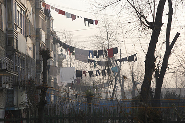  Laundry drying in a residential district. Kabul, 2011.