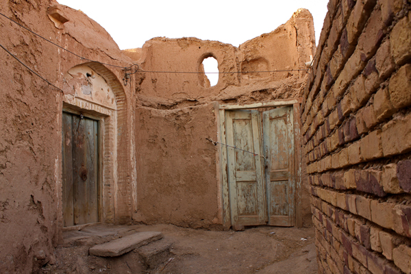 چرا که روستاهای کویر به سرعت خالی از سکنه می‌شوند.