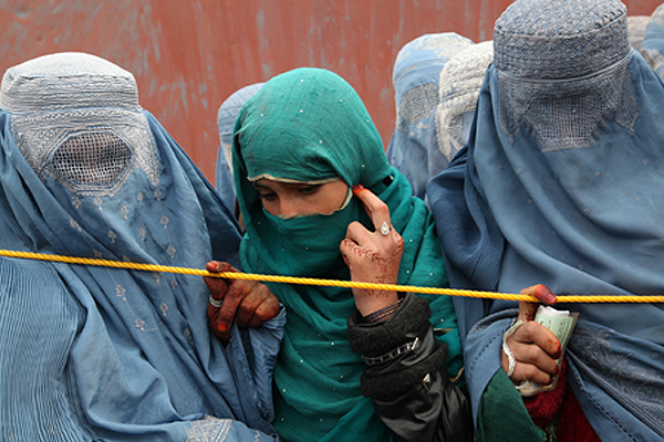 Aid distribution during winter in Kabul. As temperatures drop around the country, the United Nations High Commissioner for Refugees (UNHCR), its partners and the Afghan Government provided relief supplies – such as blankets - to help some 200,000 vulnerable people cope with the harsh winter. Kabul, 2010. 